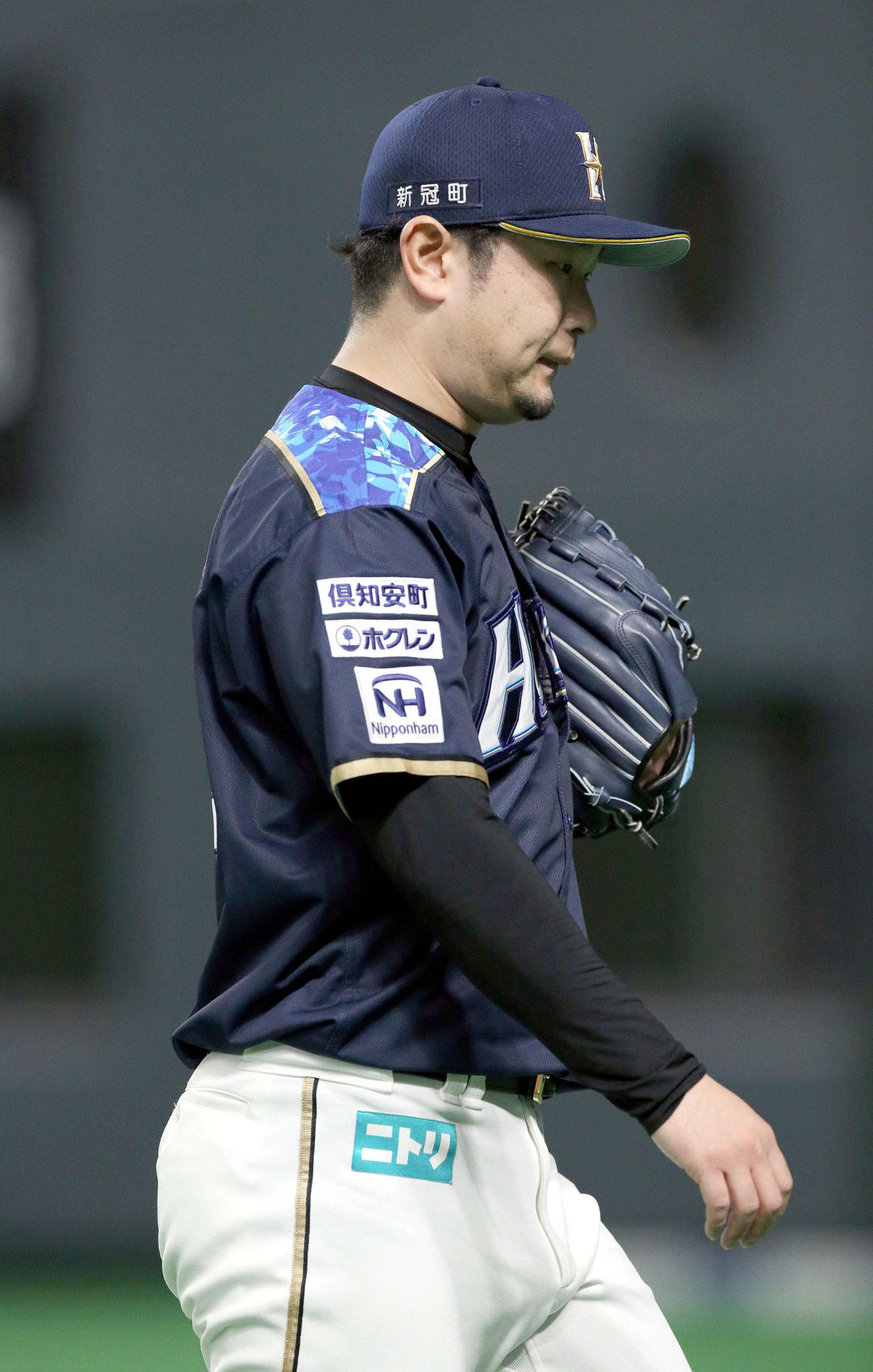 日本ハム対楽天　5回途中で降板する日本ハム池田（左から3人目）（撮影・佐藤翔太）