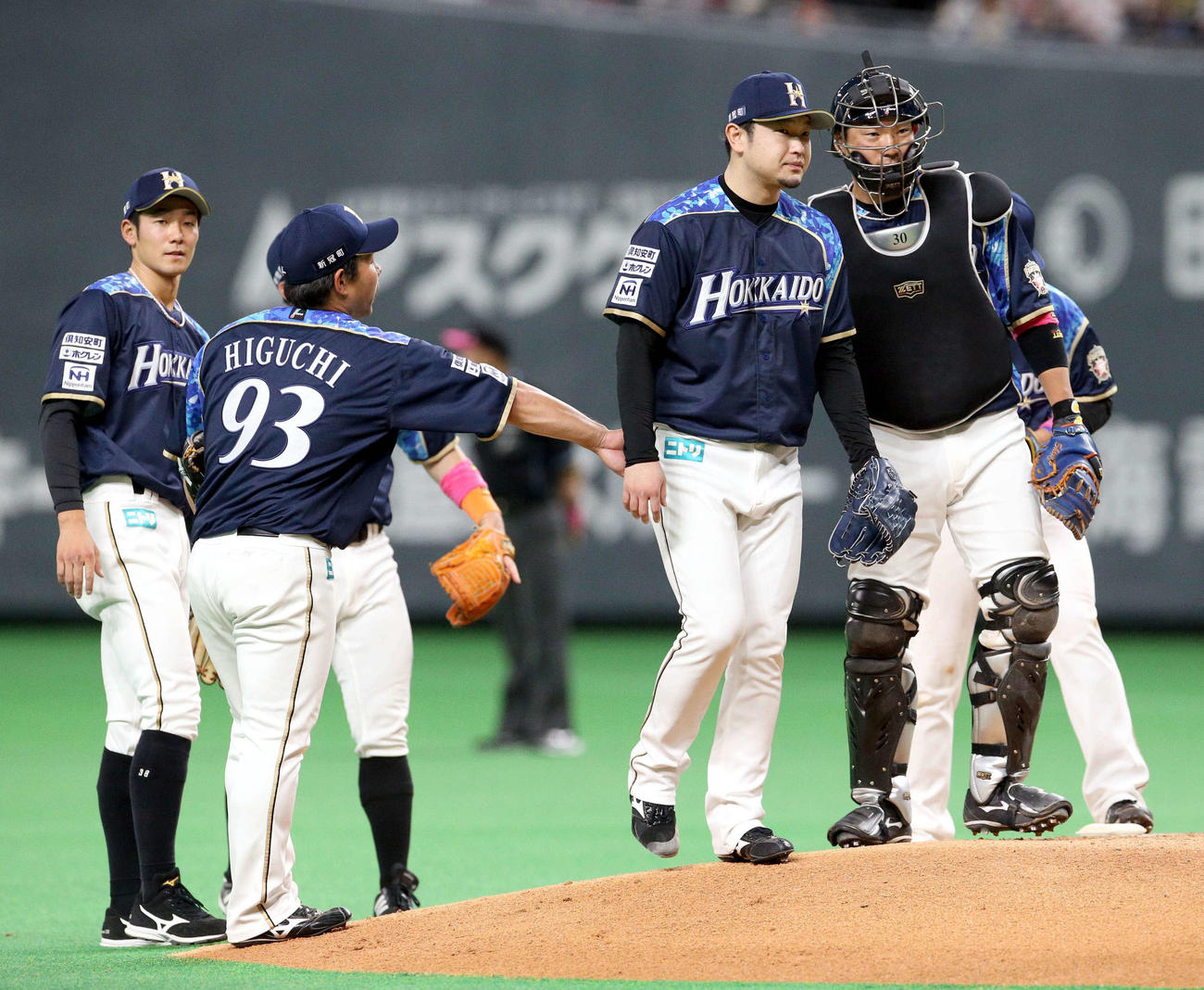 日本ハム対楽天　5回途中で降板する日本ハム池田（左から3人目）（撮影・佐藤翔太）