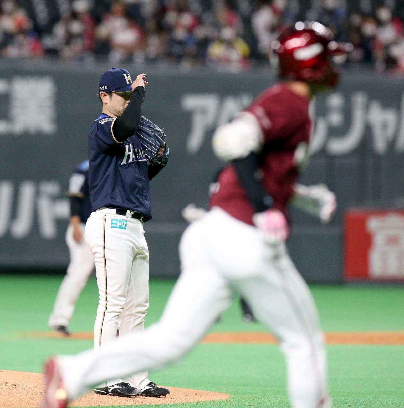 日本ハム対楽天　5回表楽天無死、日本ハム池田は辰己（右手前）に同点となる右越え本塁打を浴びる（撮影・佐藤翔太）