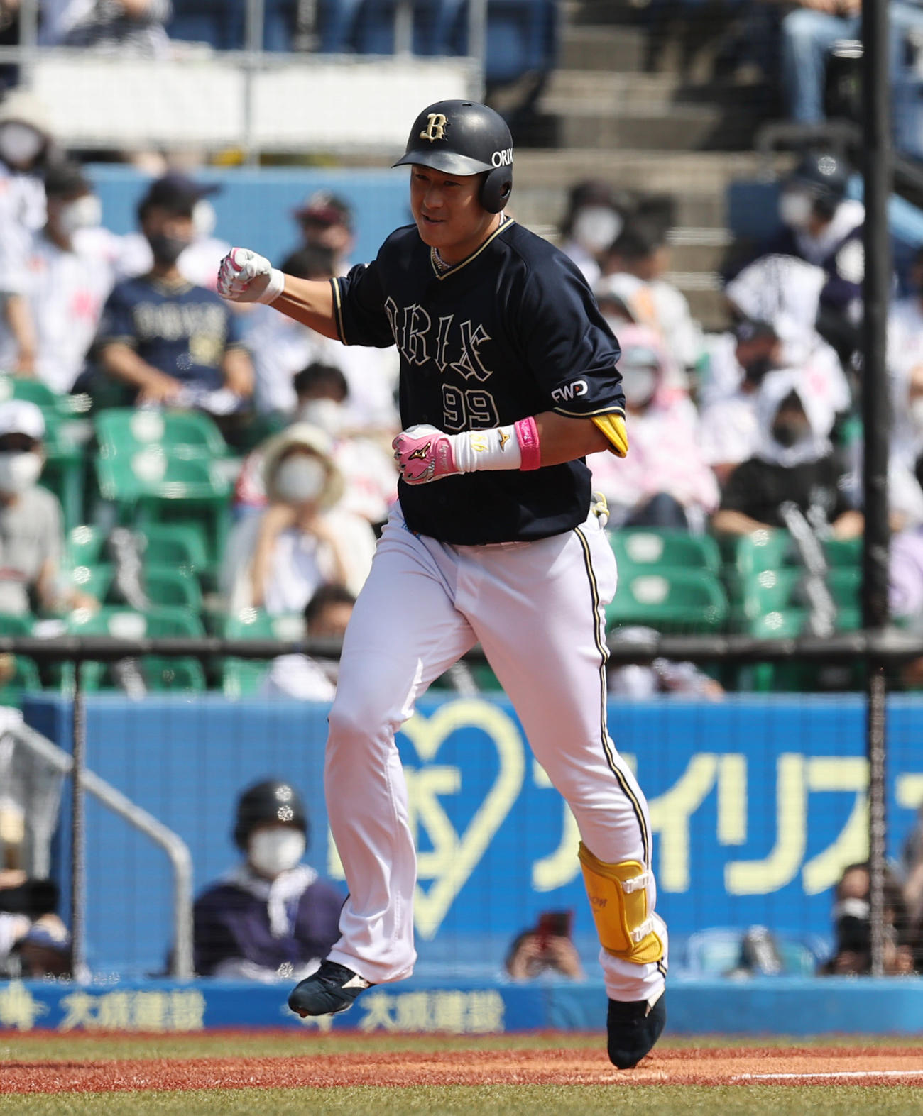 ロッテ対オリックス　1回表オリックス1死二塁、2点本塁打を放ちガッツポーズする杉本（撮影・垰建太）
