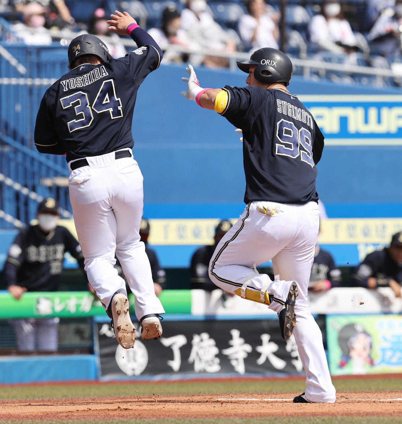ロッテ対オリックス　1回表オリックス1死二塁、2点本塁打を放った杉本（右）は飛び上がる吉田正とタッチを交わす（撮影・垰建太）