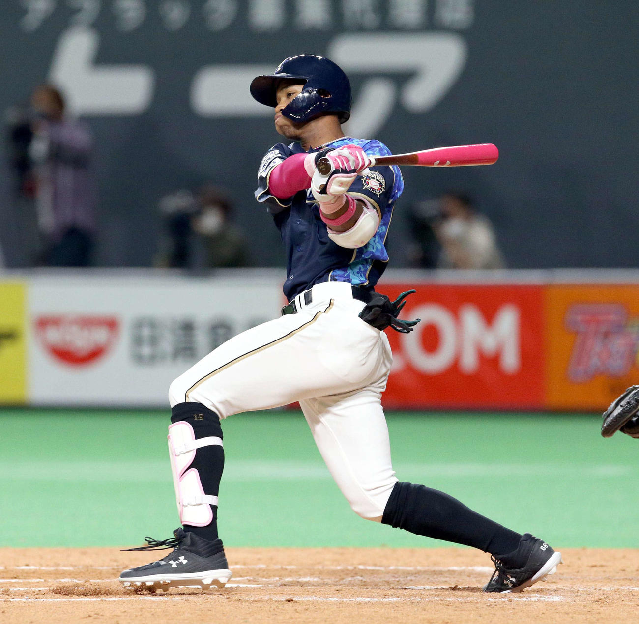 日本ハム対楽天　4回裏日本ハム1死二塁、万波は勝ち越しとなる適時二塁打を放つ（撮影・佐藤翔太）