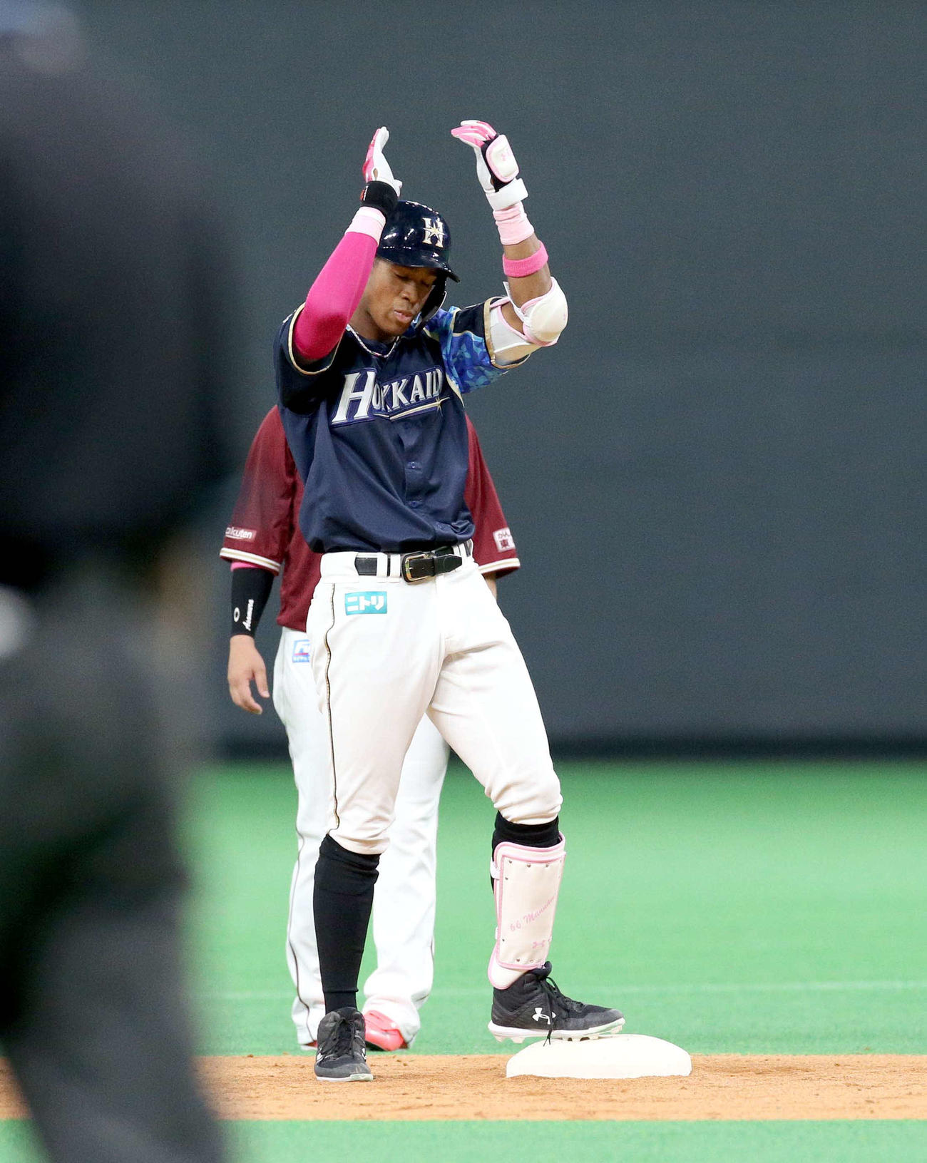 日本ハム対楽天　4回裏日本ハム1死二塁、万波は勝ち越しとなる適時二塁打を放ち手をたたく（撮影・佐藤翔太）