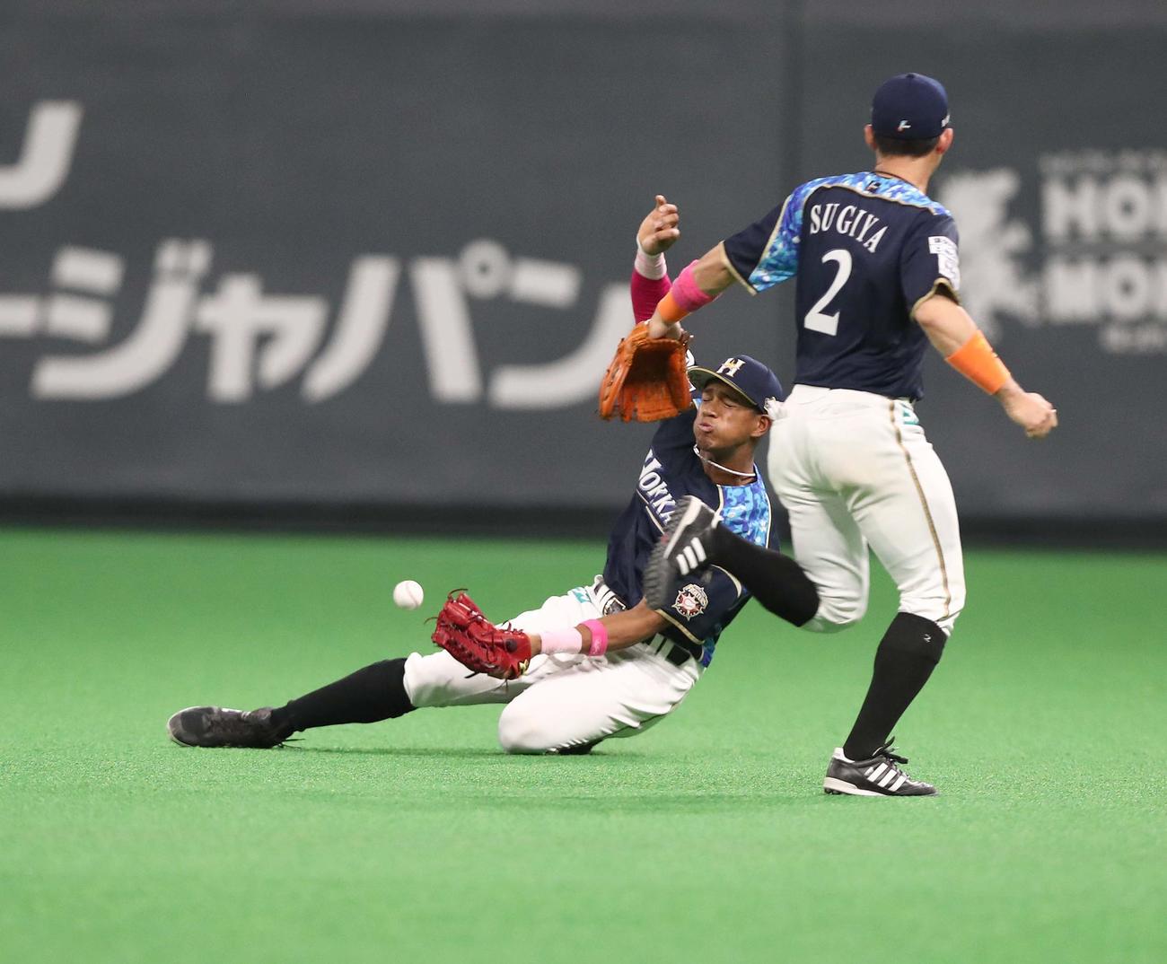 日本ハム対楽天　5回表楽天2死三塁、万波は島内の打球に飛び付くも捕球できず（撮影・黒川智章）