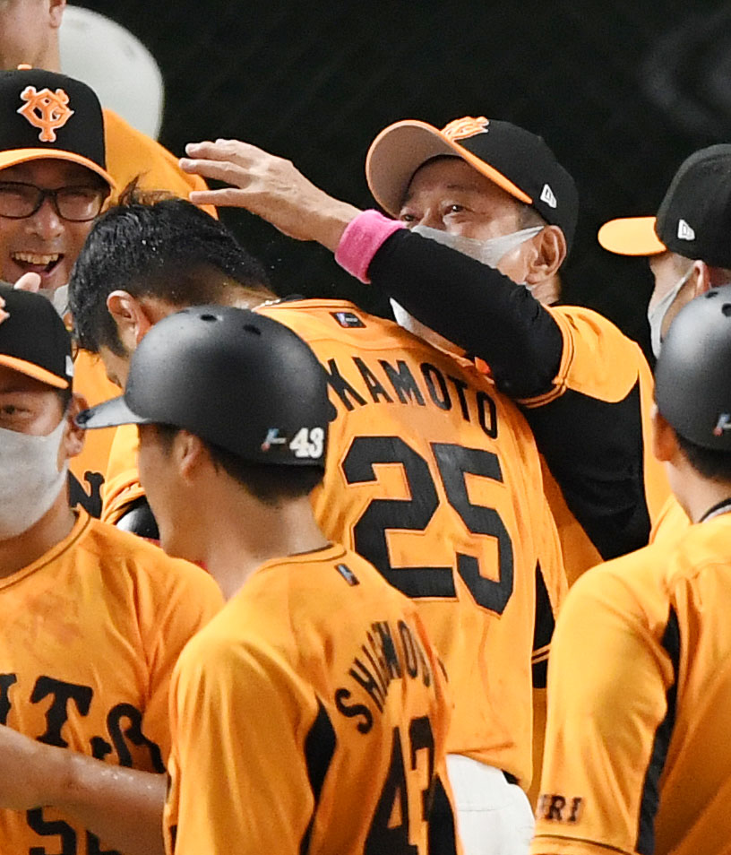 巨人対ヤクルト　9回裏巨人1死一、二塁、サヨナラとなる右越え3点本塁打を放った岡本和（左）を祝福する原監督（撮影・横山健太）