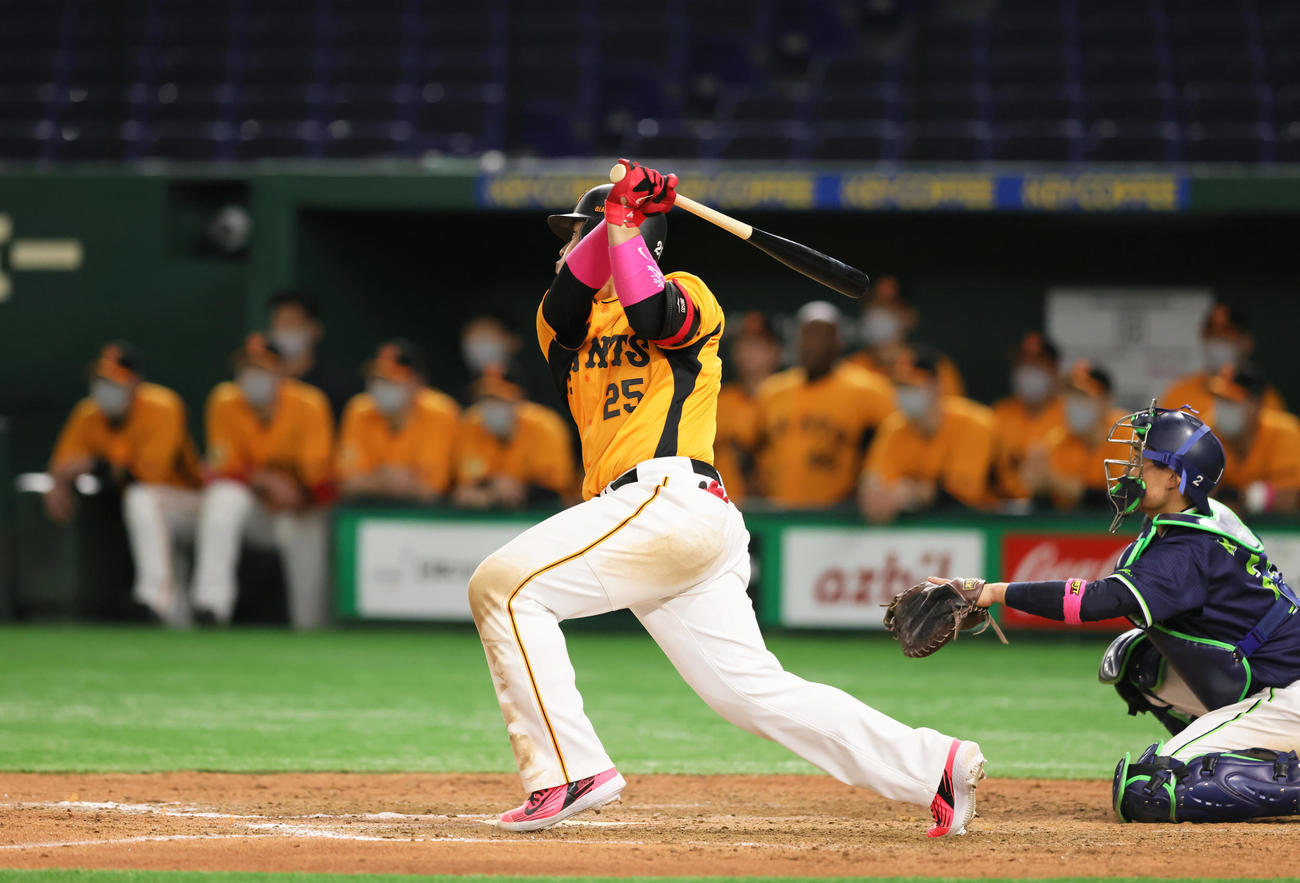 巨人対ヤクルト　9回裏巨人1死一、二塁、サヨナラ3点本塁打を放つ岡本和（撮影・足立雅史）