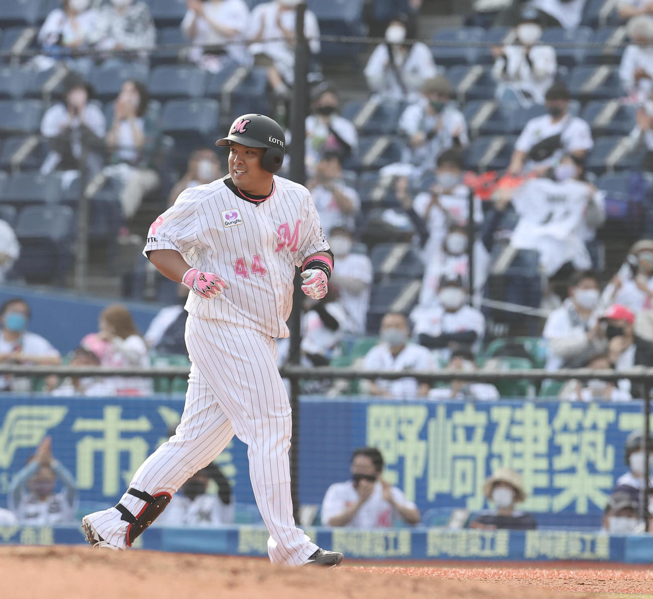 ロッテ対オリックス　7回裏ロッテ1死二、三塁、中前適時打を放ち笑顔を見せる井上（撮影・垰建太）