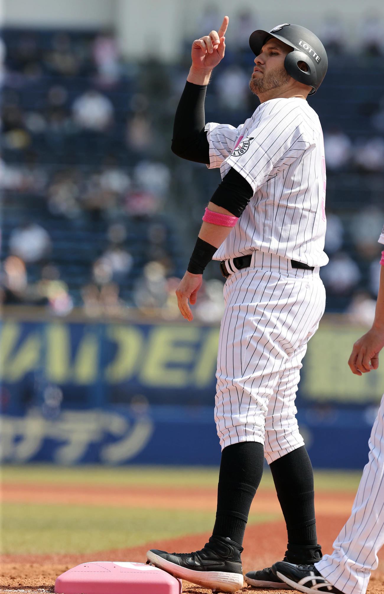 ロッテ対オリックス　1回裏ロッテ2死一、三塁、左前適時打を放ちピンク色の塁上でポーズを決めるレアード（撮影・垰建太）