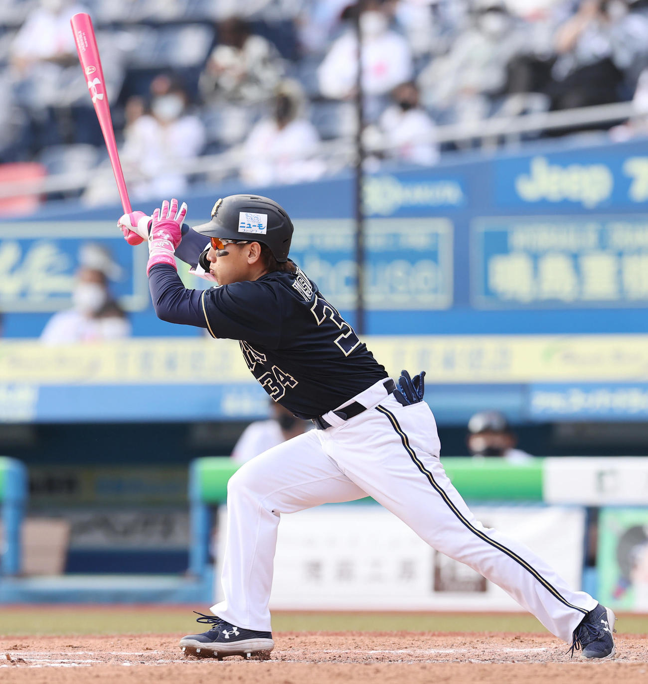 ロッテ対オリックス　8回表オリックス1死、右前打を放つ吉田正（撮影・垰建太）