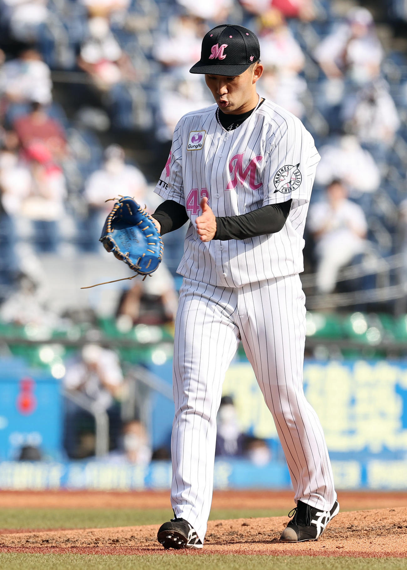ロッテ対オリックス　5回表オリックスの攻撃を無失点に抑えグラブをたたくロッテ先発の小島（撮影・垰建太）
