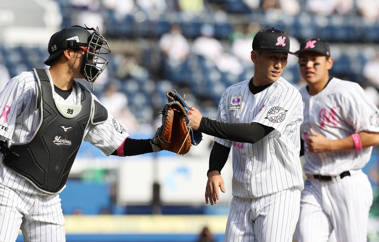 ロッテ対オリックス　5回表オリックスの攻撃を無失点に抑えグラブタッチを交わすロッテ先発の小島（中央）と柿沼（左）（撮影・垰建太）