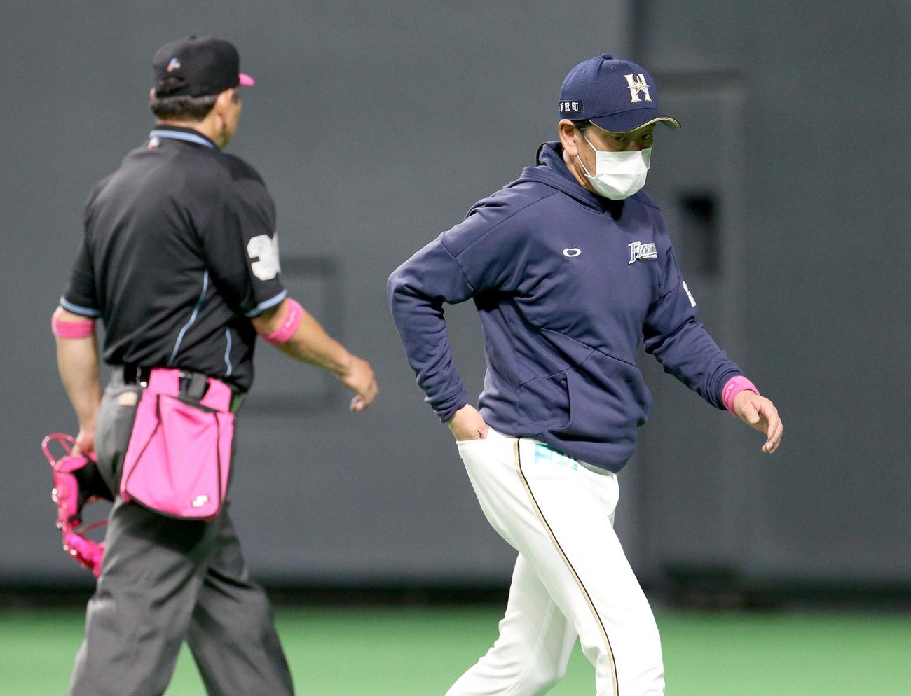 日本ハム対楽天　選手交代を告げる日本ハム栗山監督（撮影・佐藤翔太）