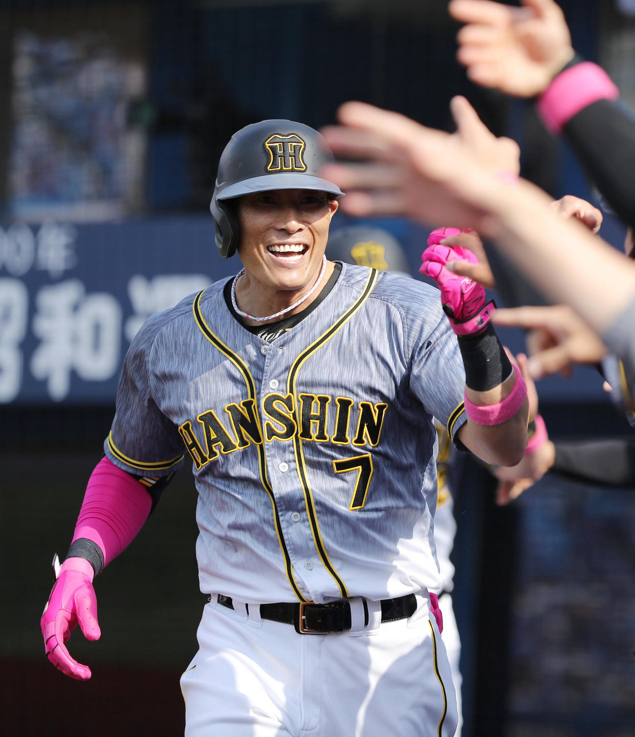 DeNA対阪神　5回表阪神無死三塁、右中間へ勝ち越し2点本塁打を放った糸井はナインに迎えられ笑顔を見せる（撮影・前田充）