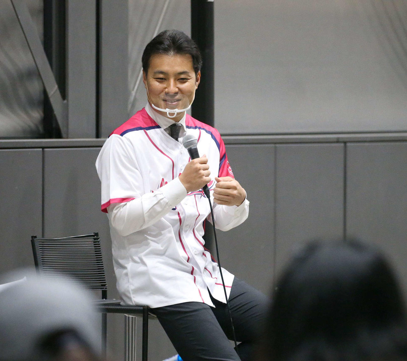 ピンクリボン活動に関するトークショーをする日本ハム田中SA（撮影・黒川智章）