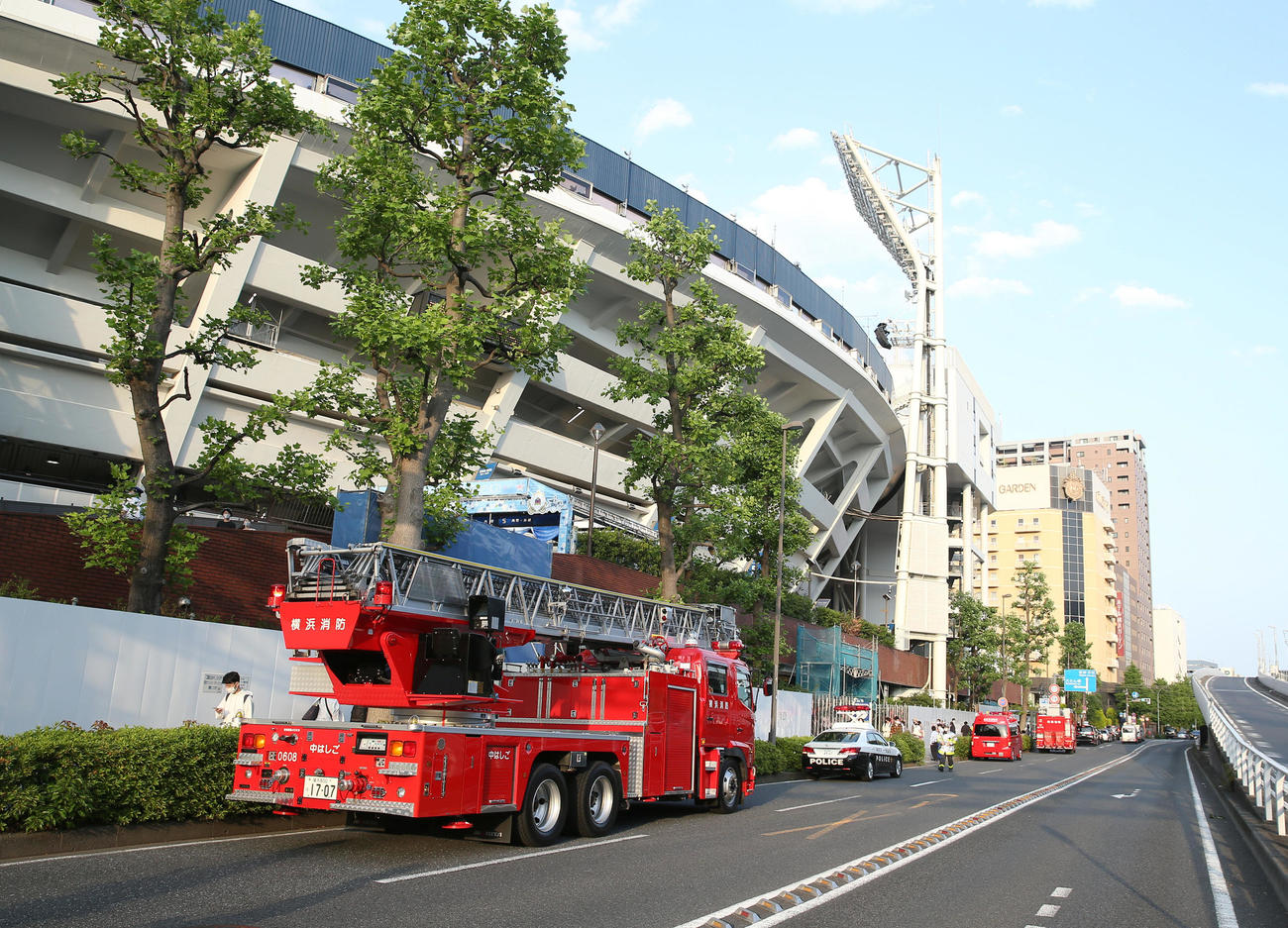 DeNA対阪神　横浜スタジアム付近でぼやが発生し、駆けつけた消防車とパトカー（撮影・前田充）