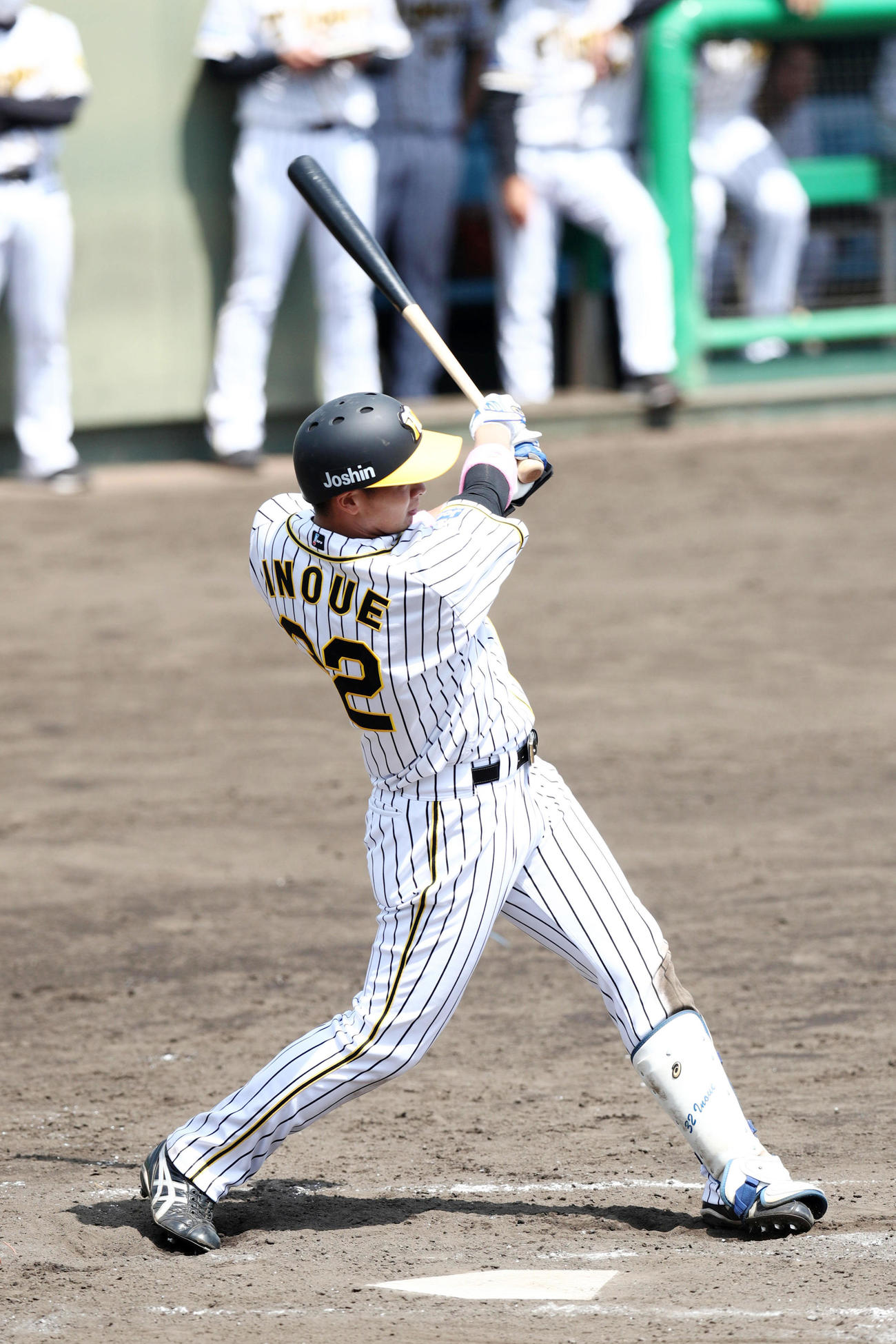 4回裏阪神1死、井上は左二塁打を放つ（代表撮影）