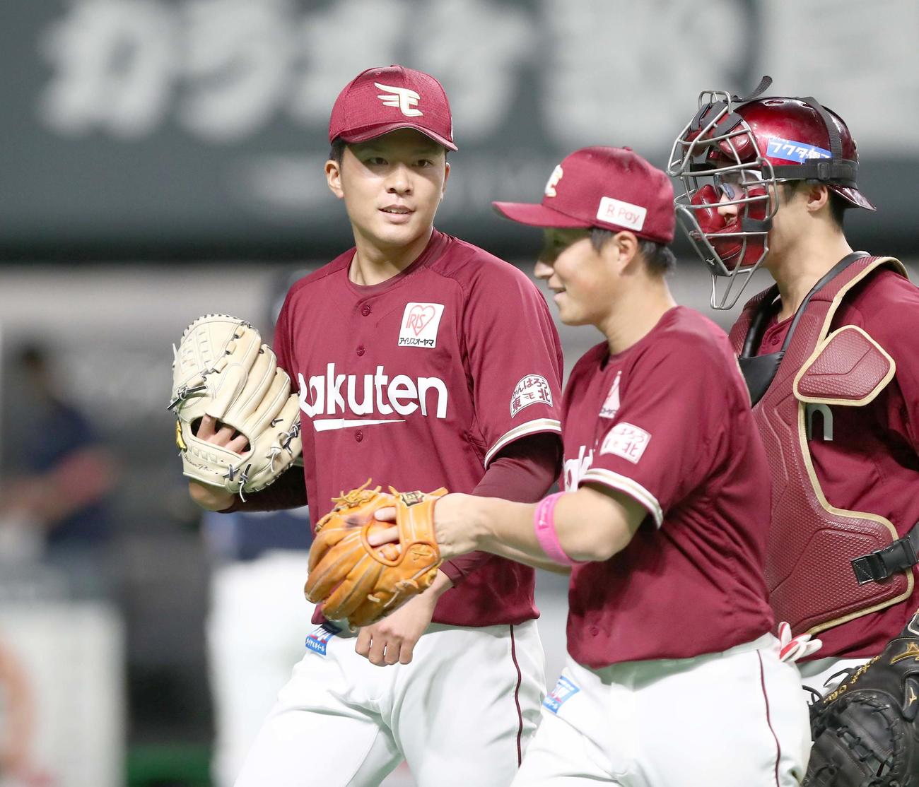 日本ハム対楽天　5回を投げ終え笑顔でベンチに戻る早川（撮影・黒川智章）