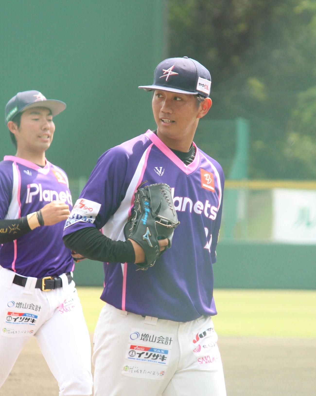 茨城対栃木　3回裏栃木の攻撃を無失点に抑え、ベンチに引きあげるBC・茨城の浜矢（撮影・保坂恭子）