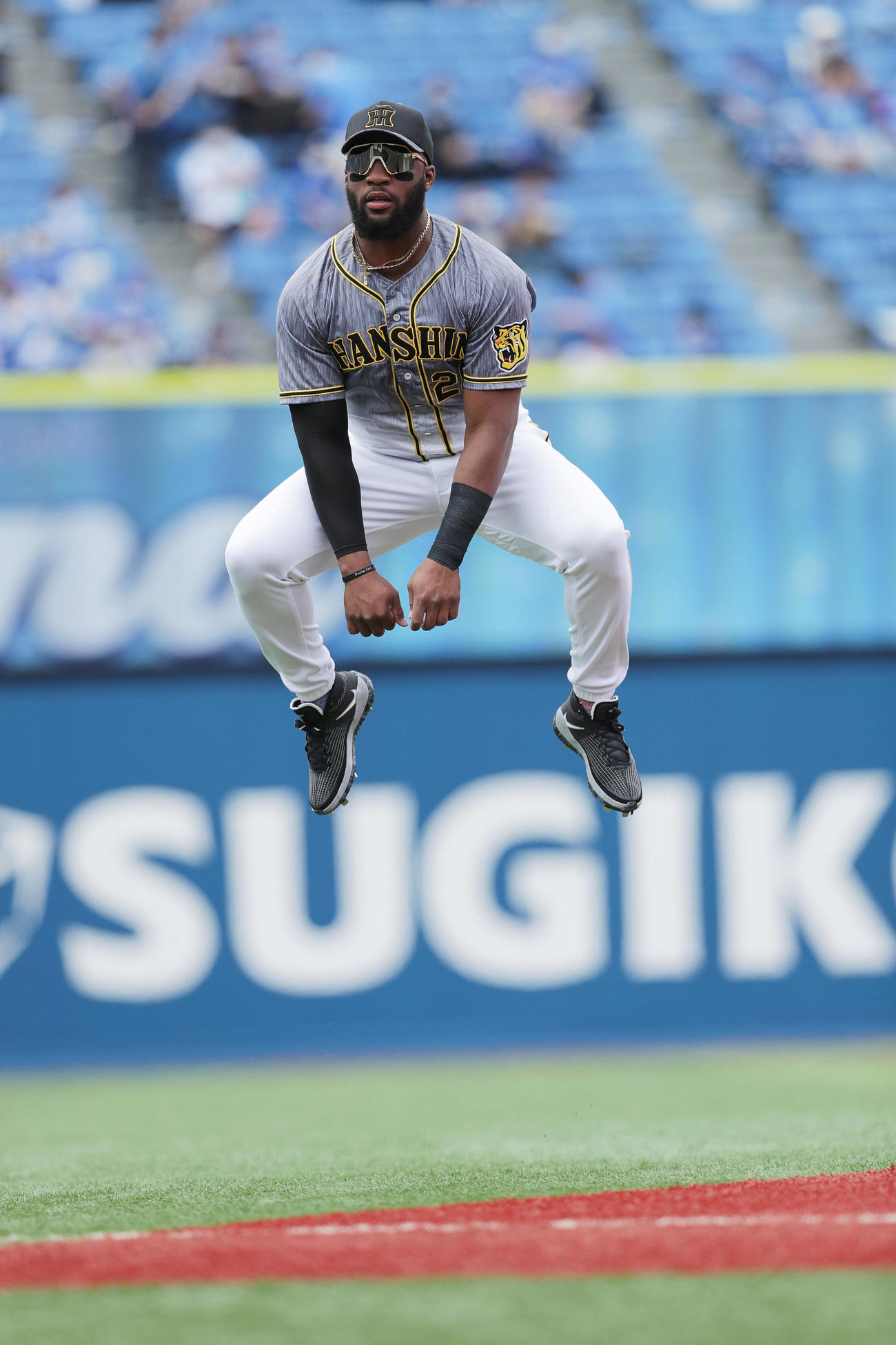 試合前、飛び跳ねる阪神ロハス・ジュニア（2021年5月8日撮影）
