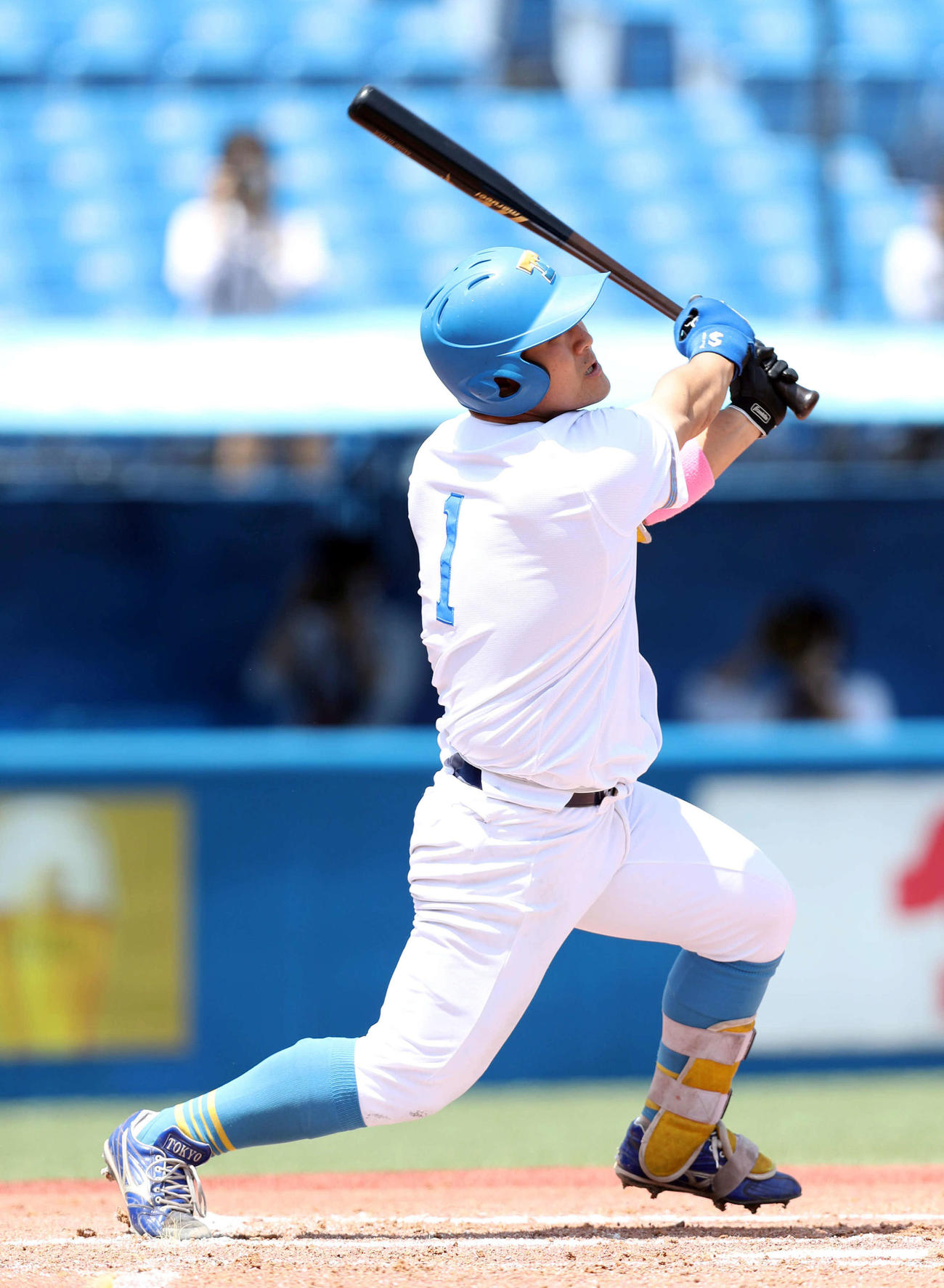 東大対立大　1回表東大1死一、二塁、右中間に先制適時打を放つ東大・井上慶