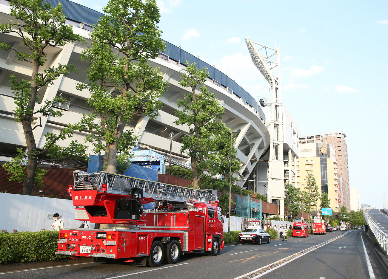 横浜スタジアム付近でぼやが発生し、駆けつけた消防車とパトカー（撮影・前田充）