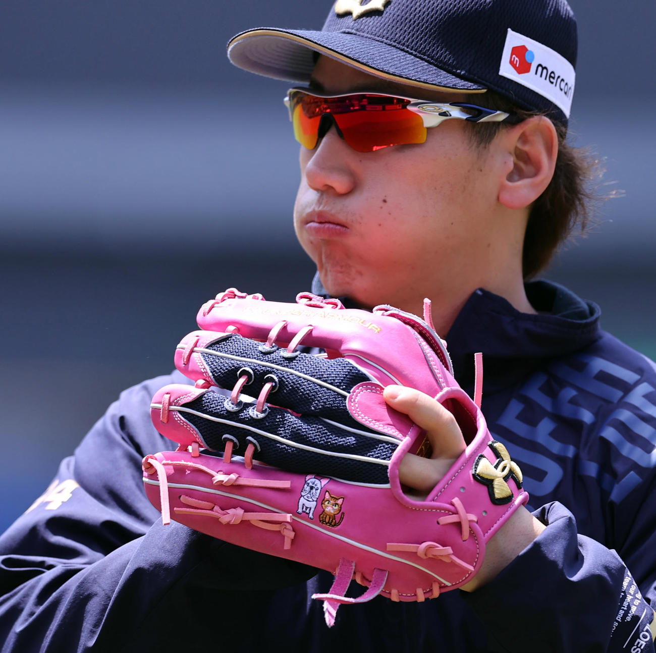 試合前、愛犬と愛猫の刺繍が入ったピンクのグラブで練習に臨むオリックス吉田正（撮影・垰建太）
