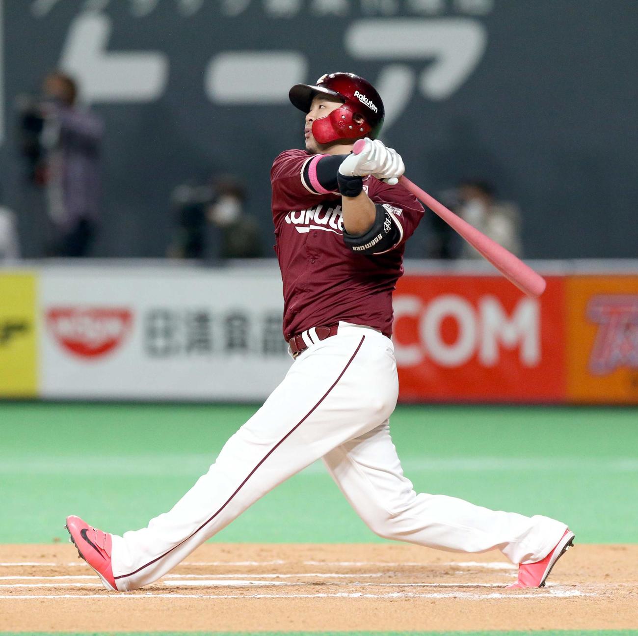 日本ハム対楽天　6回表楽天2死一塁、浅村は左越え2点本塁打を放つ（撮影・佐藤翔太）