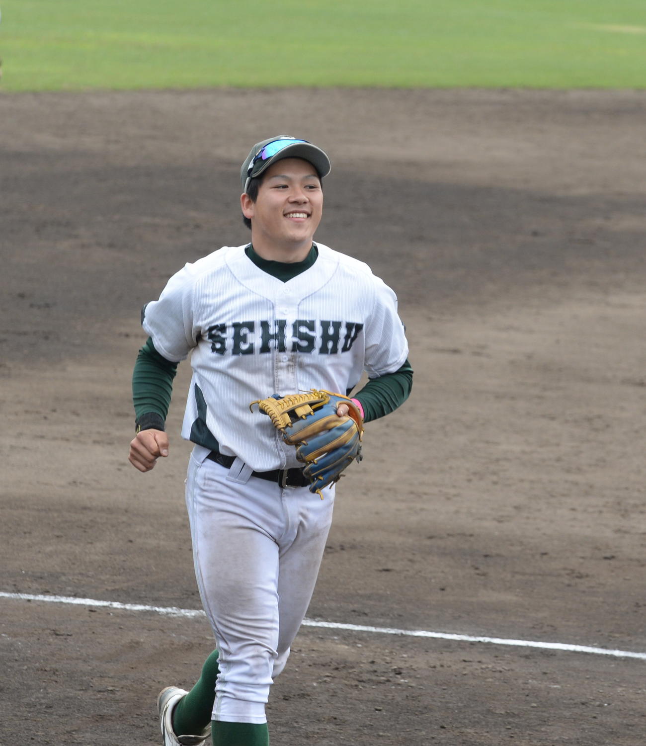 7回、遊直を捕球し笑顔の石巻専大・門脇