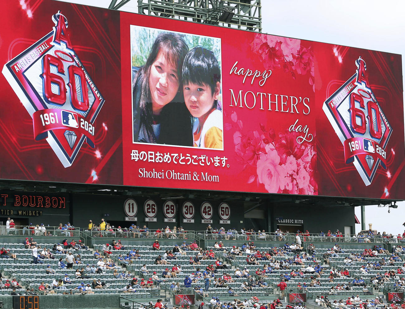 ドジャース戦で母の日に合わせ、エンゼルス大谷と母加代子さんとのツーショットが映し出された大型ビジョン（共同）