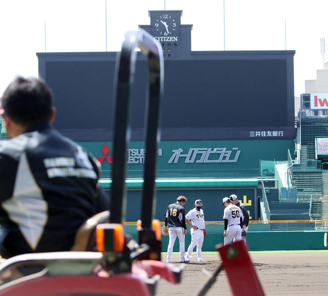 マウンドをチェックする西勇（左）、右端は秋山、同2人目は青柳（撮影・加藤哉）