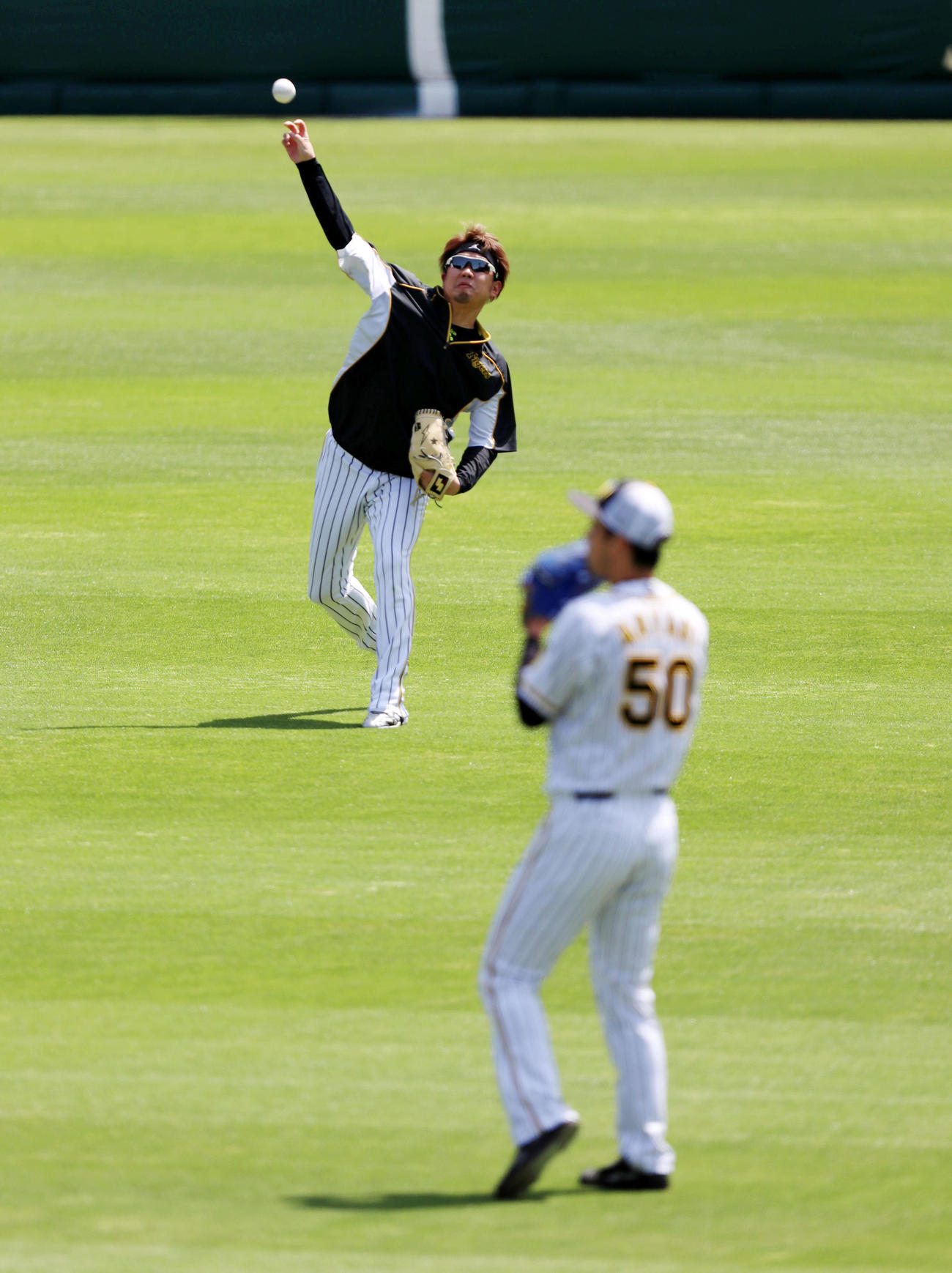 外野でキャッチボールする西勇、右は青柳（撮影・加藤哉）