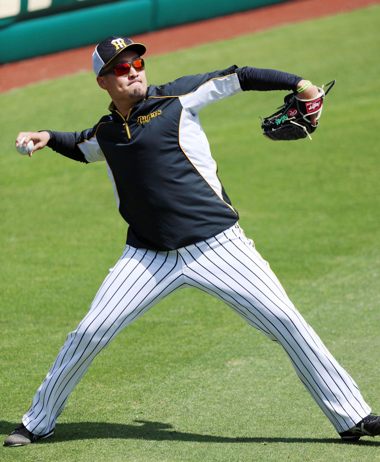 外野でキャッチボールする秋山（撮影・加藤哉）
