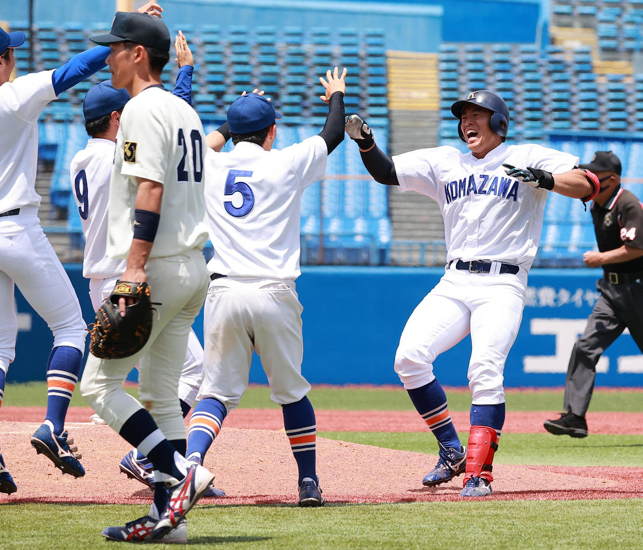 東洋大対駒大　10回裏駒大1死二、三塁、鵜飼（右）はサヨナラ2点適時二塁打を放ち、ナインと雄たけびを上げて喜ぶ（撮影・浅見桂子）