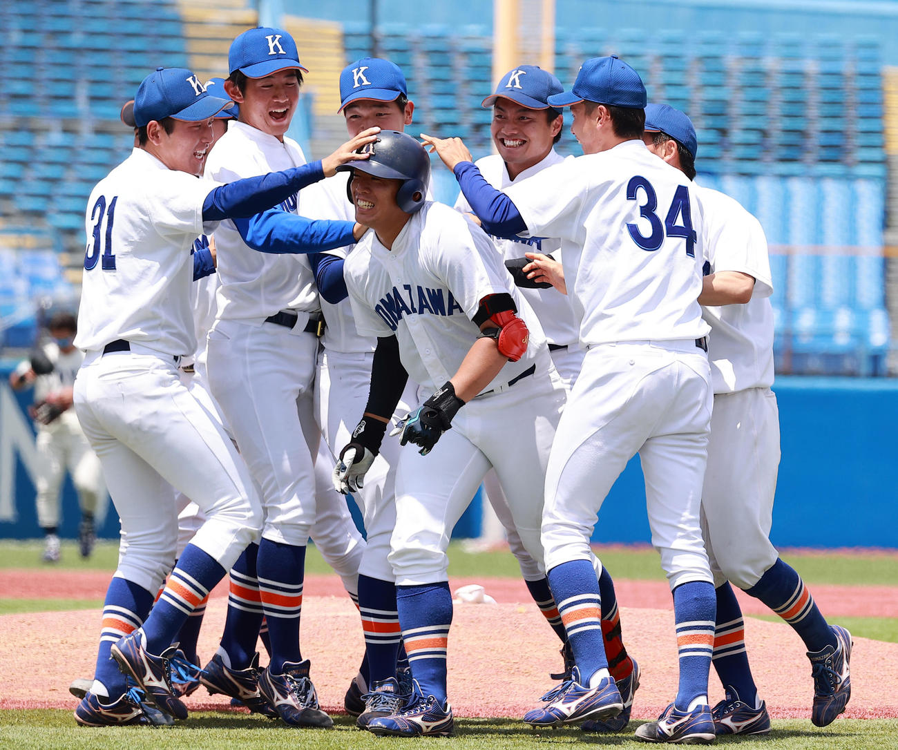 東洋大対駒大　10回裏駒大1死二、三塁、鵜飼（中央）はサヨナラ2点適時二塁打を放ち、ナインに祝福される（撮影・浅見桂子）
