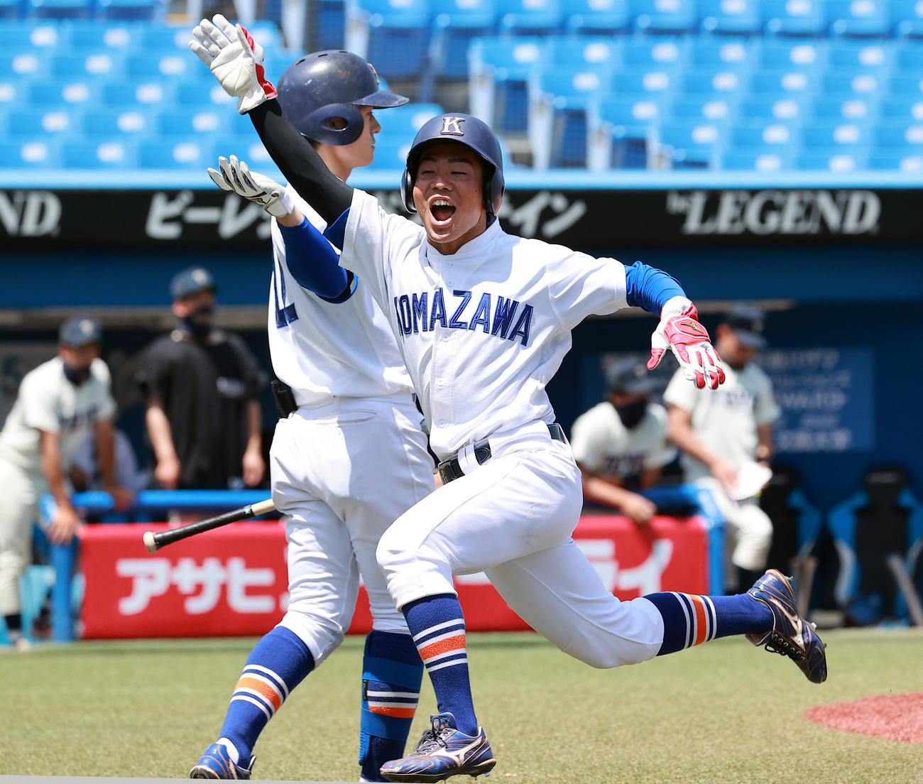 東洋大対駒大　6回裏駒大1死一、二塁、新田の同点左適時打で、雄たけびを上げて生還する与倉（撮影・浅見桂子）