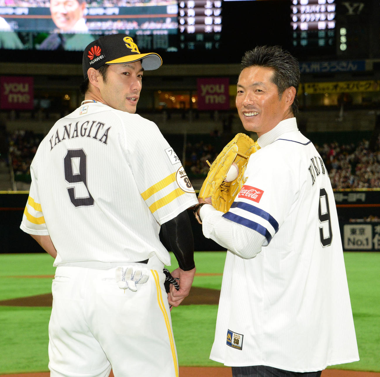 セレモニアルピッチで小久保裕紀氏（右）は柳田悠岐と背番号9を一緒に見せる（2018年9月30撮影）