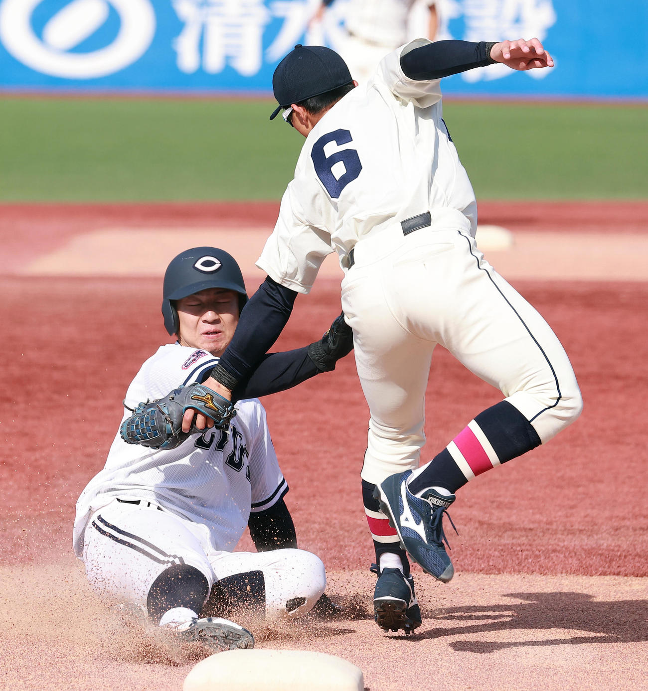 国学院大対中大　10回裏中大1死一、二塁、打者宮井の空振りで二塁走者古賀（左）は三塁を突くもアウトとなり万事休す（撮影・浅見桂子）