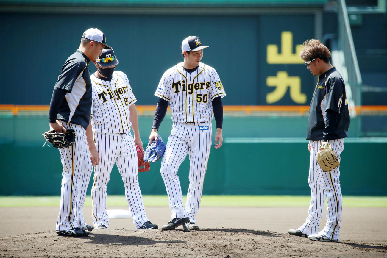 甲子園球場のマウンドを確認する西勇（右）。中央は青柳、左端は秋山（撮影・加藤哉）