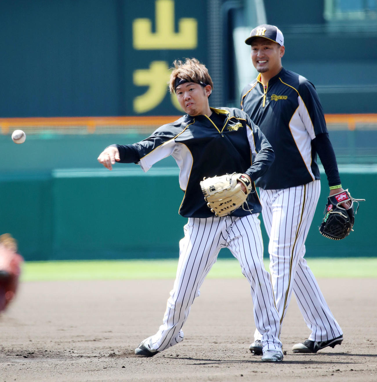 ゴロを捕球し本塁へ送球する西勇。右は秋山（撮影・加藤哉）