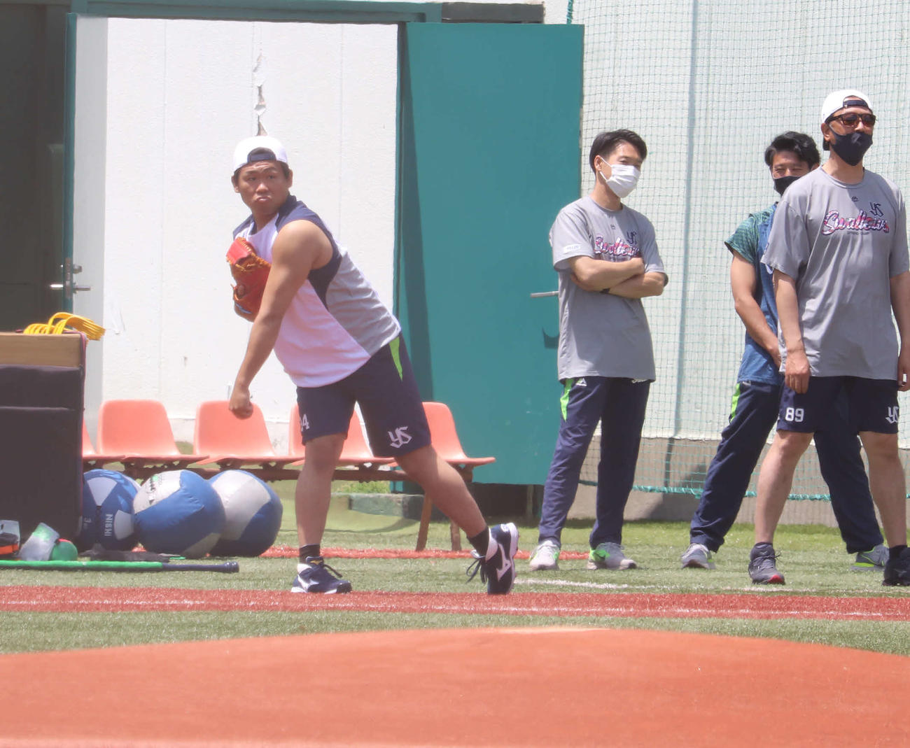 神宮外苑でキャッチボールをするヤクルト田口（撮影・湯本勝大）