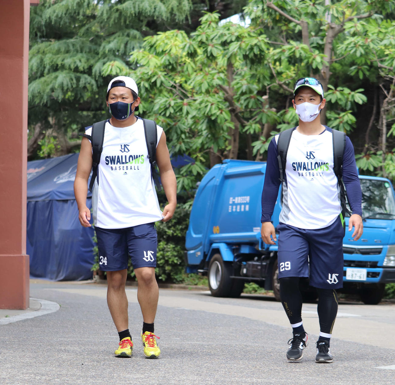 練習を終えて引き上げるヤクルト田口（左）と小川（撮影・湯本勝大）