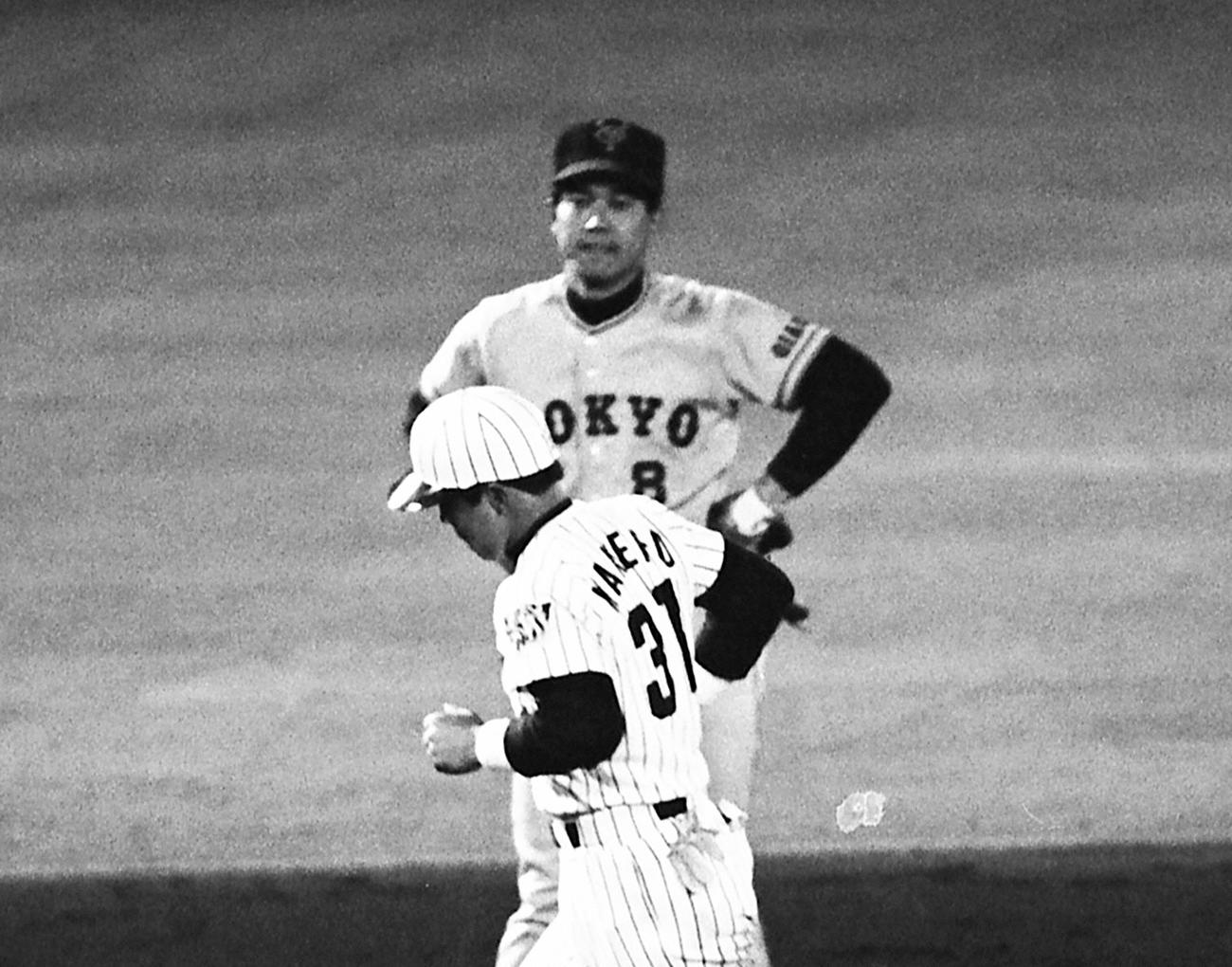 85年、甲子園で本塁打を放った阪神掛布を見つめる巨人原辰徳