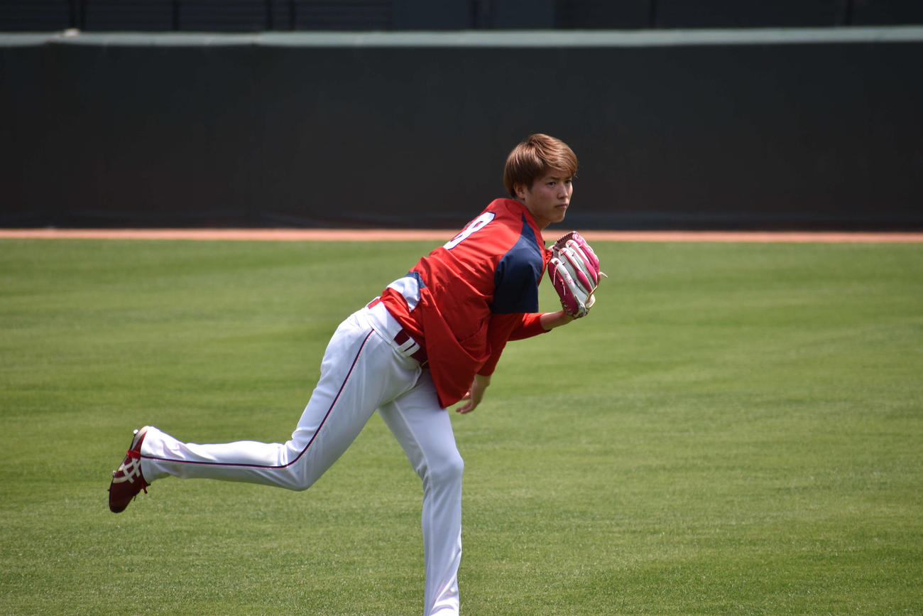 12日ヤクルト戦に向け、マツダスタジアムでキャッチボールを行う広島森下（撮影・古財稜明）