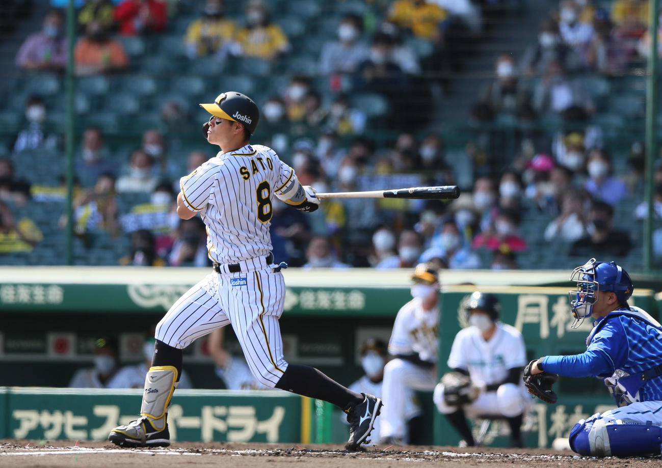 2点本塁打を放つ阪神佐藤輝明（2021年4月25日撮影）