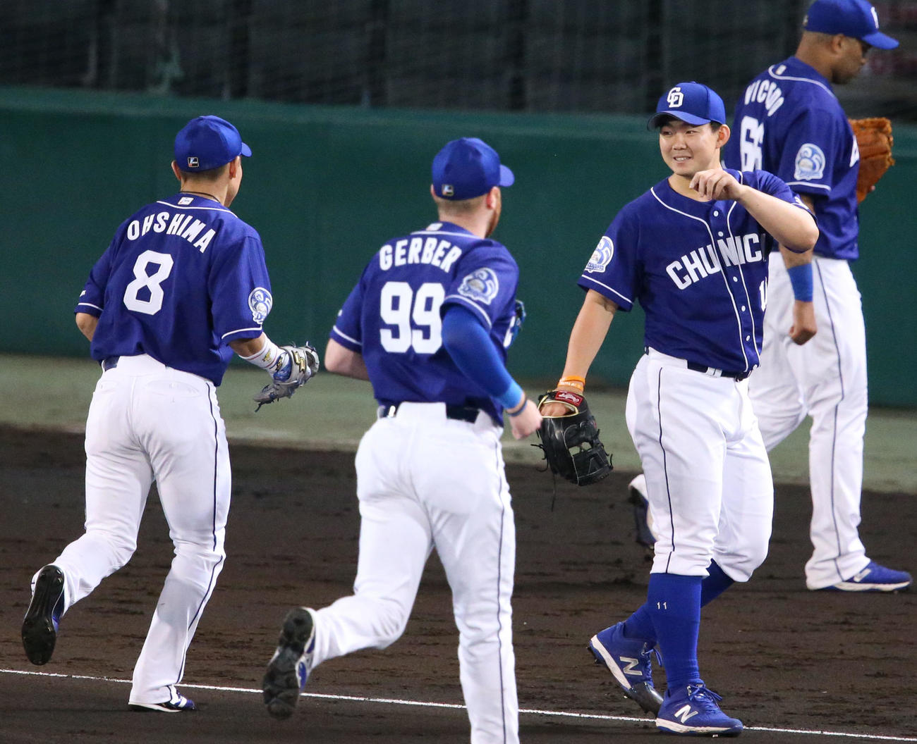 阪神対中日　6回を投げ終えた小笠原（手前右）は笑顔でベンチへ引き揚げる（撮影・上山淳一）