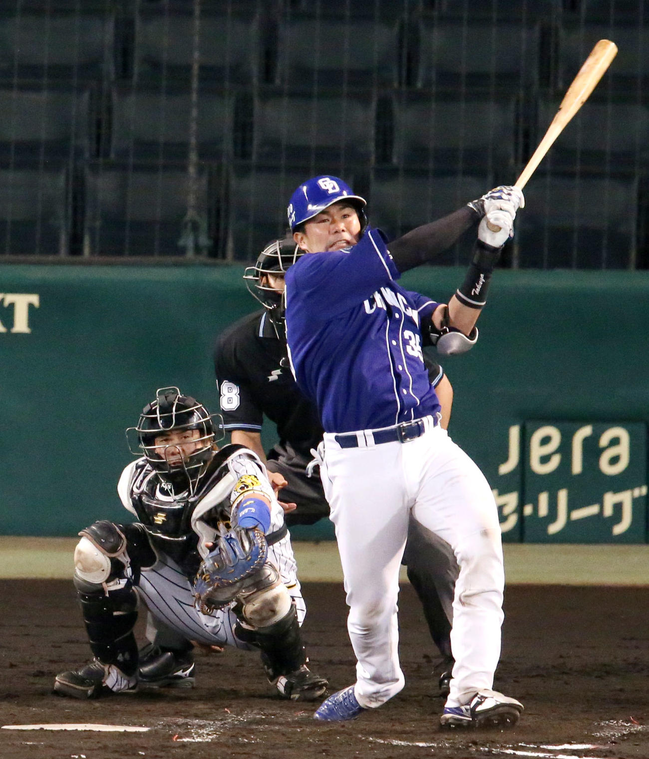 阪神対中日　4回表中日1死一塁、木下拓は左越え2点本塁打を放つ（撮影・上山淳一）