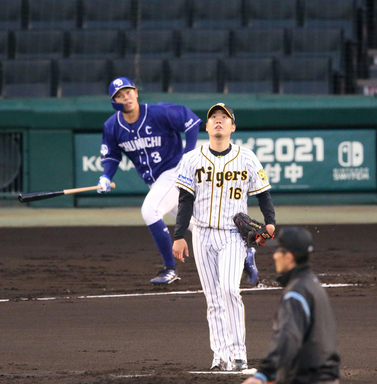 阪神対中日　2回表中日無死一塁、西勇（手前）は高橋周に中越え2点本塁打を浴びる（撮影・上山淳一）