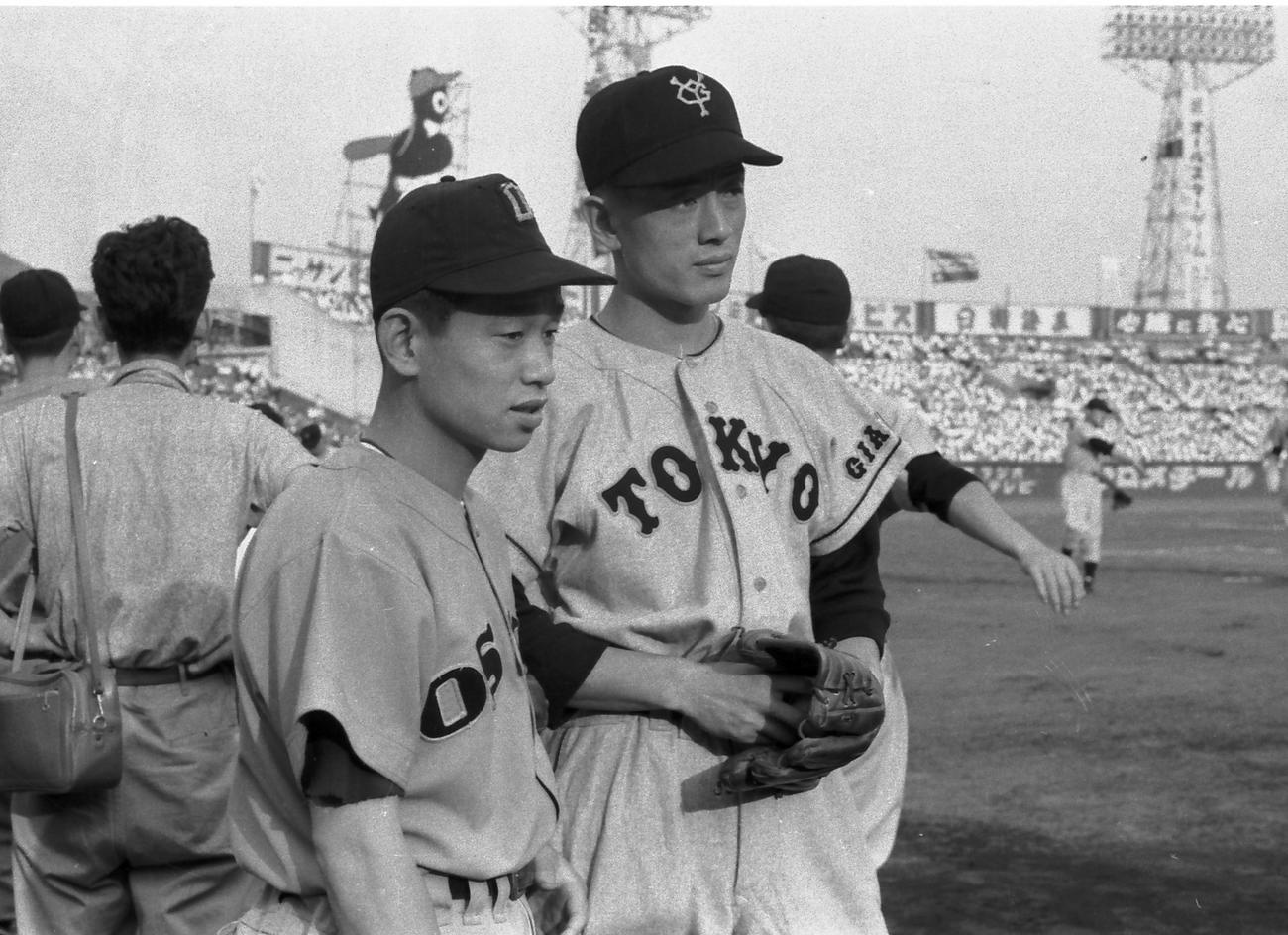 56年、オールスターで仲良く写真に納まる吉田（左）と広岡。遊撃手のライバル同士だ
