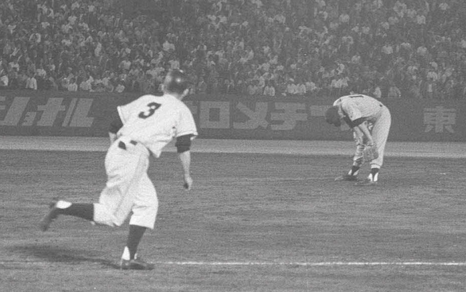 59年6月25日、プロ野球初の天覧試合で巨人長嶋（左）にサヨナラ本塁打を浴びる阪神村山