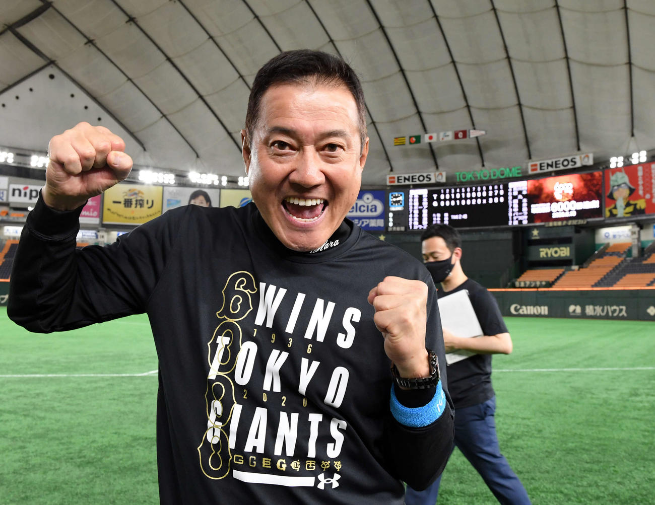 20年6月19日、阪神に勝利し、球団通算6000勝を挙げガッツポーズ決める巨人原監督
